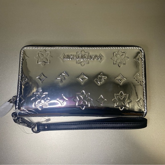 NWT ULTRA RARE MICHAEL KORS SILVER METALLIC MIRROR JET SET TRAVEL WRISTLET - Picture 2 of 5
